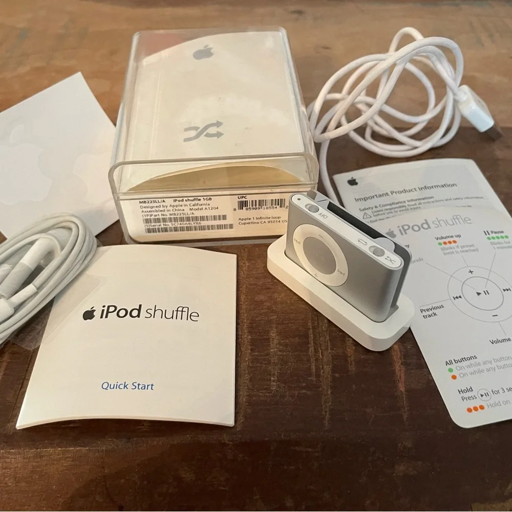 IPOD SHUFFLE 2nd Generation Silver! New! Never used! Collector Item!